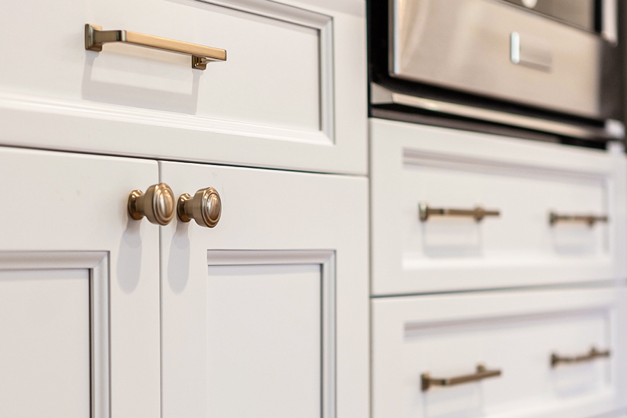 drawer with pulls and knobs